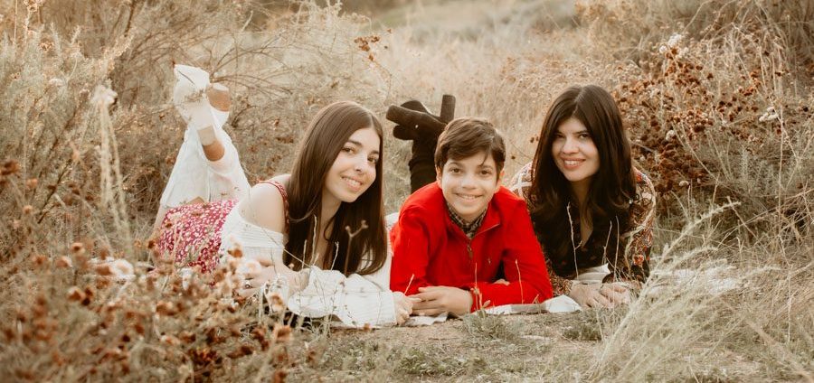 B Family- Mother and her Children- Valencia / Los Angeles Photographer